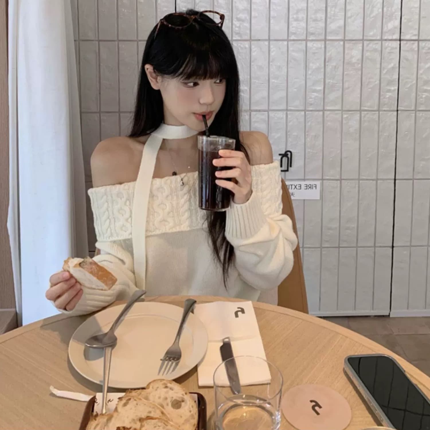 송 긍정적 인 En 블루 색상 오프숄더 스웨터 여자 가을 겨울 한 부서 몸매 가꾸기 슬림해 보이는 니트 스웨터 고급 센스 단색 맨위 이미지 4