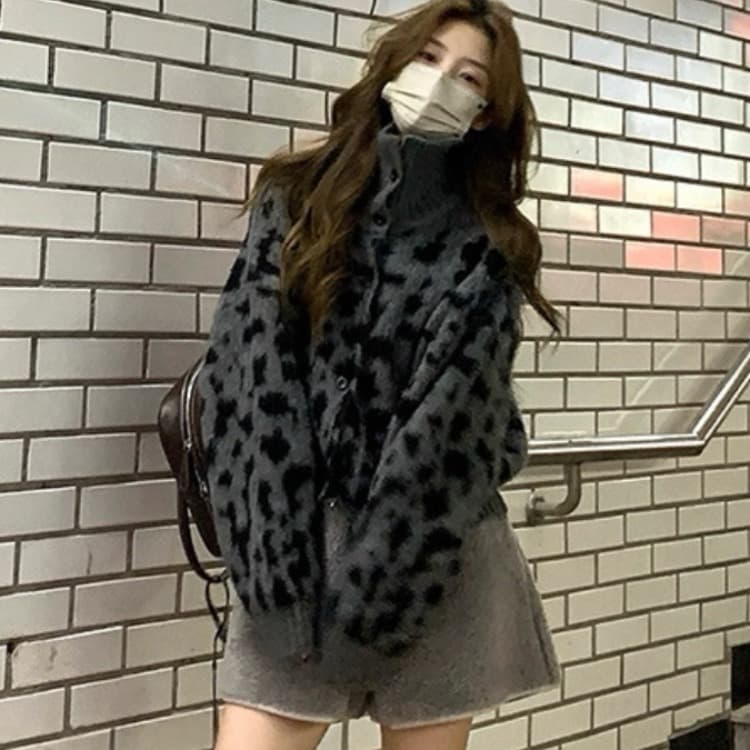 두꺼운 고급 센스 레트로 스탠드 칼라 레오파드 무늬 오픈 가디건 모피 칼라 재킷 루즈핏 스웨터 맨위 여성 이미지 4