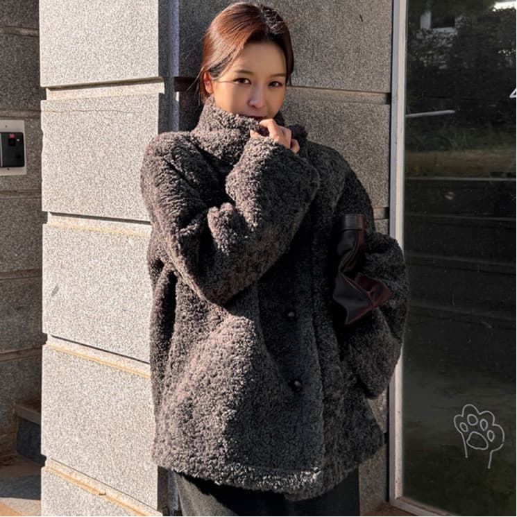 가을 겨울 새로운 2026 한국 여성 의류 패션 스탠드 칼라 싱글 줄 버튼 모방 양털 캐주얼 루즈핏 중간 길이 재킷 이미지 4