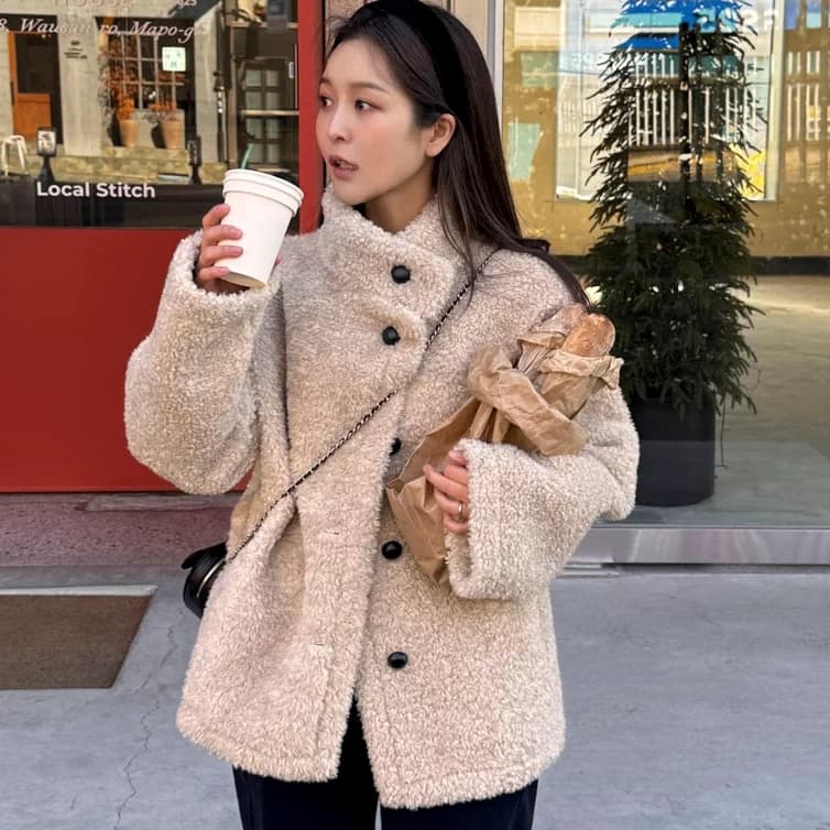 가을 겨울 새로운 2026 한국 여성 의류 패션 스탠드 칼라 싱글 줄 버튼 모방 양털 캐주얼 루즈핏 중간 길이 재킷 상세 이미지 7