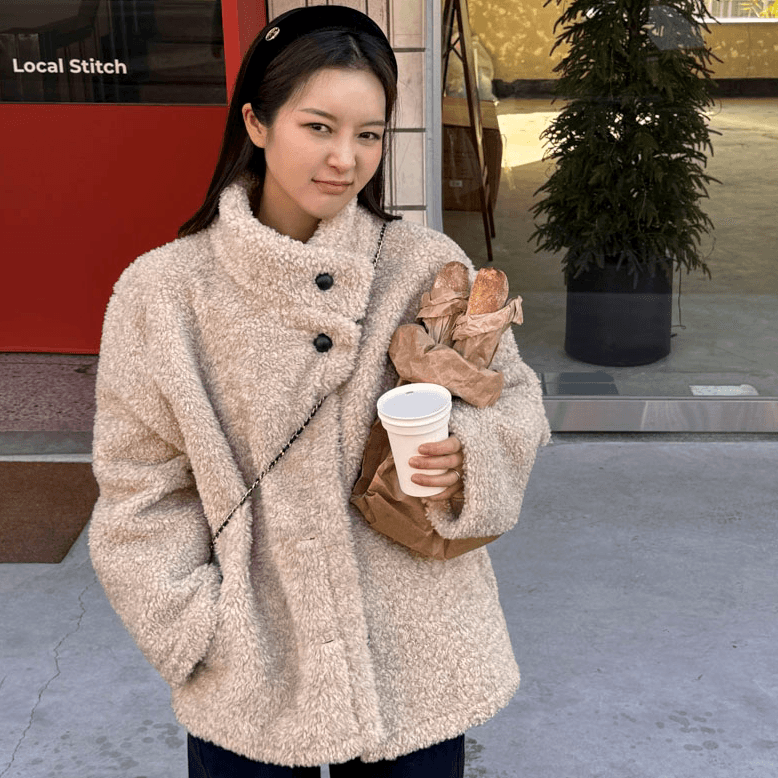 가을 겨울 새로운 2026 한국 여성 의류 패션 스탠드 칼라 싱글 줄 버튼 모방 양털 캐주얼 루즈핏 중간 길이 재킷 상세 이미지 8