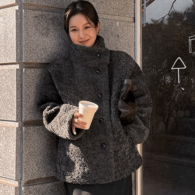 가을 겨울 새로운 2026 한국 여성 의류 패션 스탠드 칼라 싱글 줄 버튼 모방 양털 캐주얼 루즈핏 중간 길이 재킷 상세 이미지 12