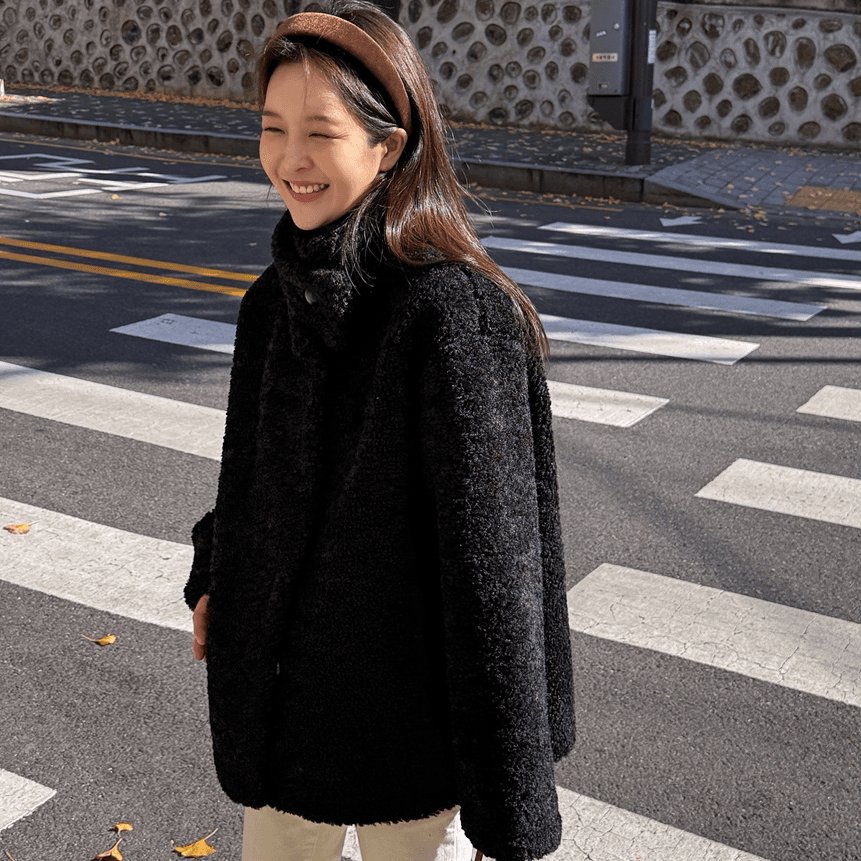 가을 겨울 새로운 2026 한국 여성 의류 패션 스탠드 칼라 싱글 줄 버튼 모방 양털 캐주얼 루즈핏 중간 길이 재킷 상세 이미지 39