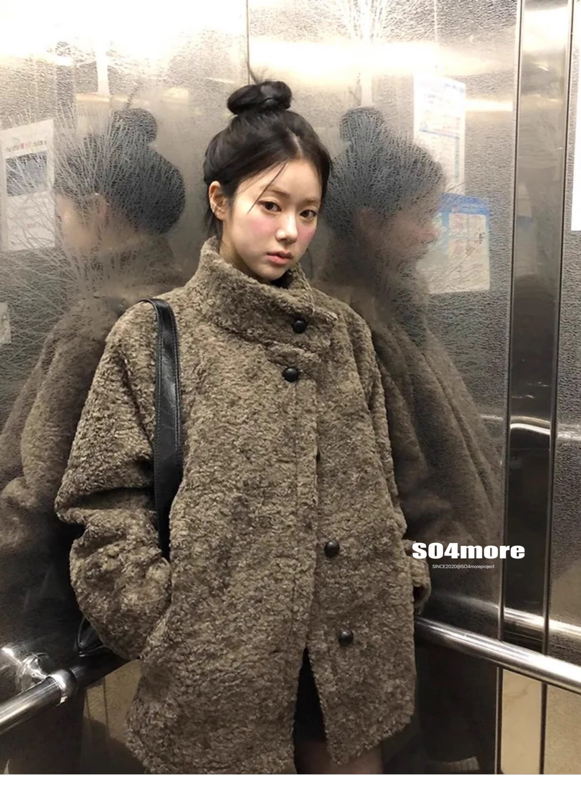 가을 겨울 새로운 2026 한국 여성 의류 패션 스탠드 칼라 싱글 줄 버튼 모방 양털 캐주얼 루즈핏 중간 길이 재킷 상세 이미지 1