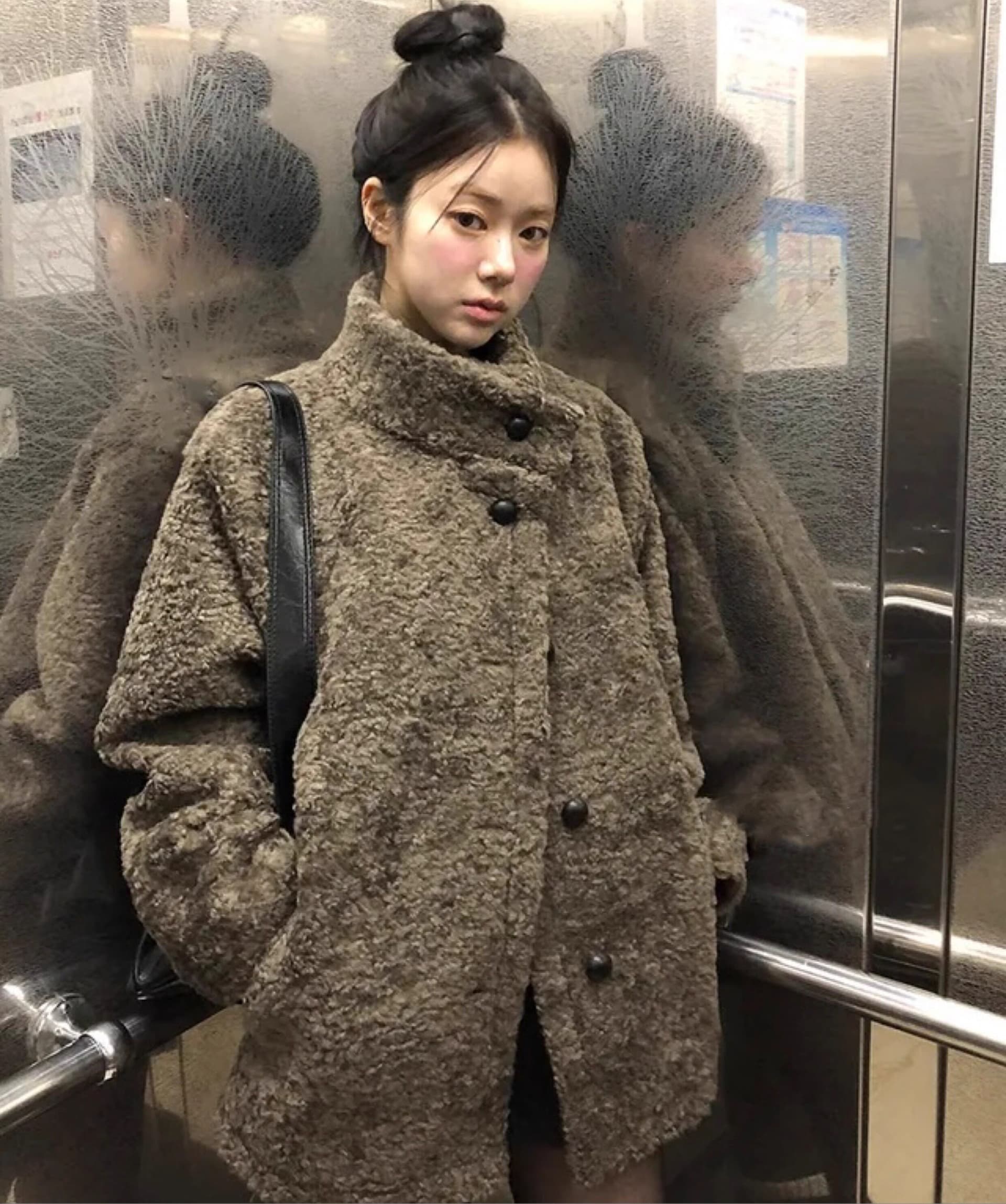 가을 겨울 새로운 2026 한국 여성 의류 패션 스탠드 칼라 싱글 줄 버튼 모방 양털 캐주얼 루즈핏 중간 길이 재킷