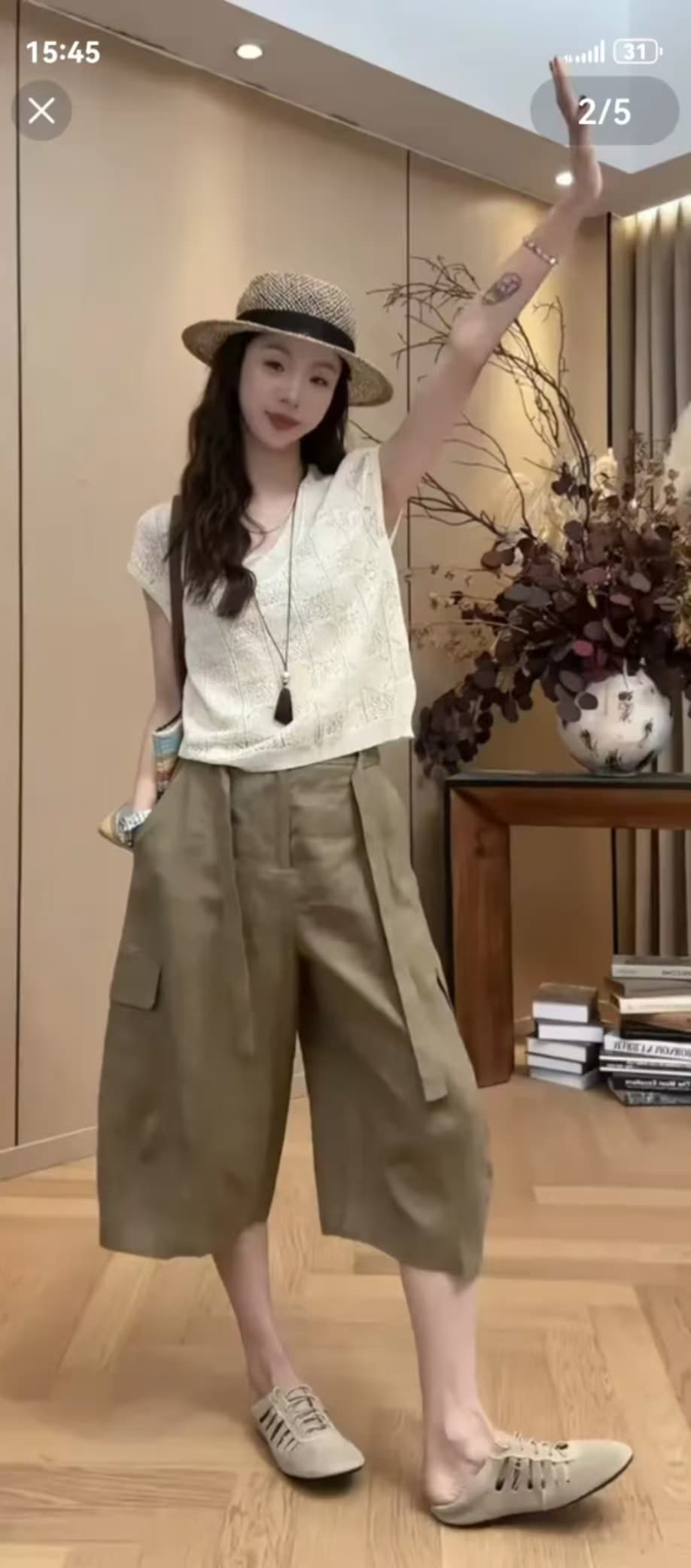 경관 그림 패션 외국 가스 캐주얼 홀로우 아웃 V넥 슬림해 보이는 작은 셔츠 여성 여름 새로운 페이크 레이어드 디자인 상세 이미지 3
