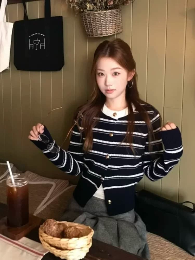 한 부서 배색 스트라이프 스웨터 오픈 가디건 여성 코트 가을 겨울 새로운 작은 샤넬 스타일 쇼트 스타일 부드러운 바람 니트 스웨터 맨위