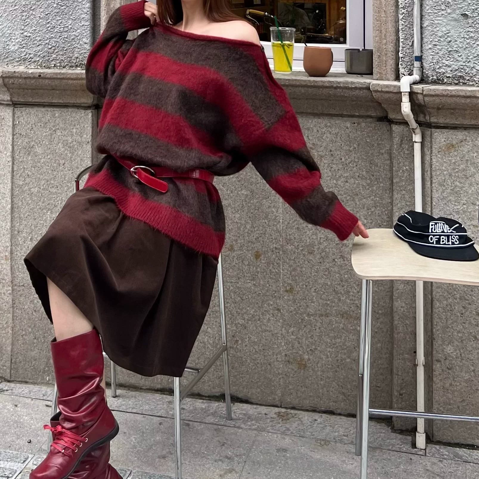 2026 가을 의상 새로운 디자인 센스 작은 대중 스트라이프 오프숄더 긴팔 니트 스웨터 여성 한 부서 느긋한 부드러운 찹쌀 스웨터 상세 이미지 3