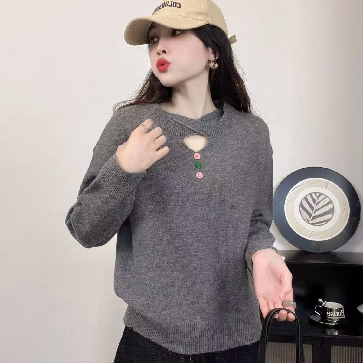 단색 홀로우 아웃 라운드 넥 단추 장식 루즈핏 느긋한 부드러운 찹쌀 2024 가을 섹션 긴팔 다용도 니트 스웨터 상세 이미지 6