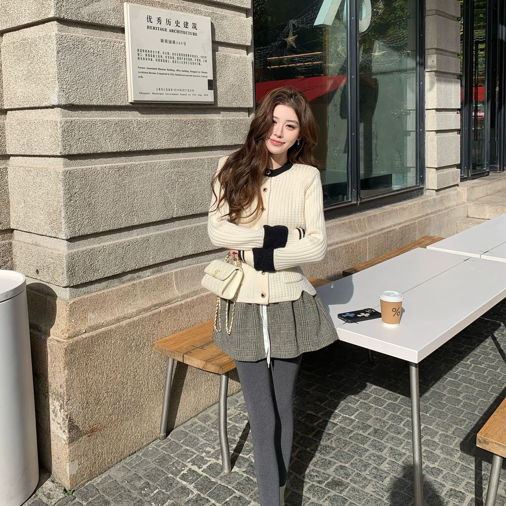 우아함 흑인과 백인 클래식 향기로운 허리 수축 디자인 배색 오픈 가디건 두꺼운 구덩이 기사 가리비 측면 짧은 외투 이미지 5