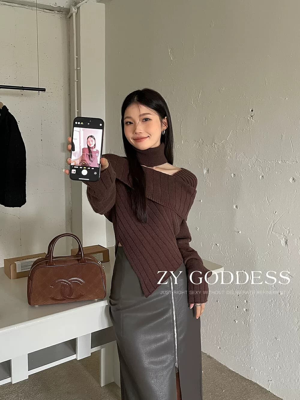 2026 가을 겨울 새로운 한국 스타일 디자인 센스 불규칙 여자 부드러운 찹쌀 슬림해 보이는 스웨터 행침 목 오프숄더 니트 스웨터 이미지 4