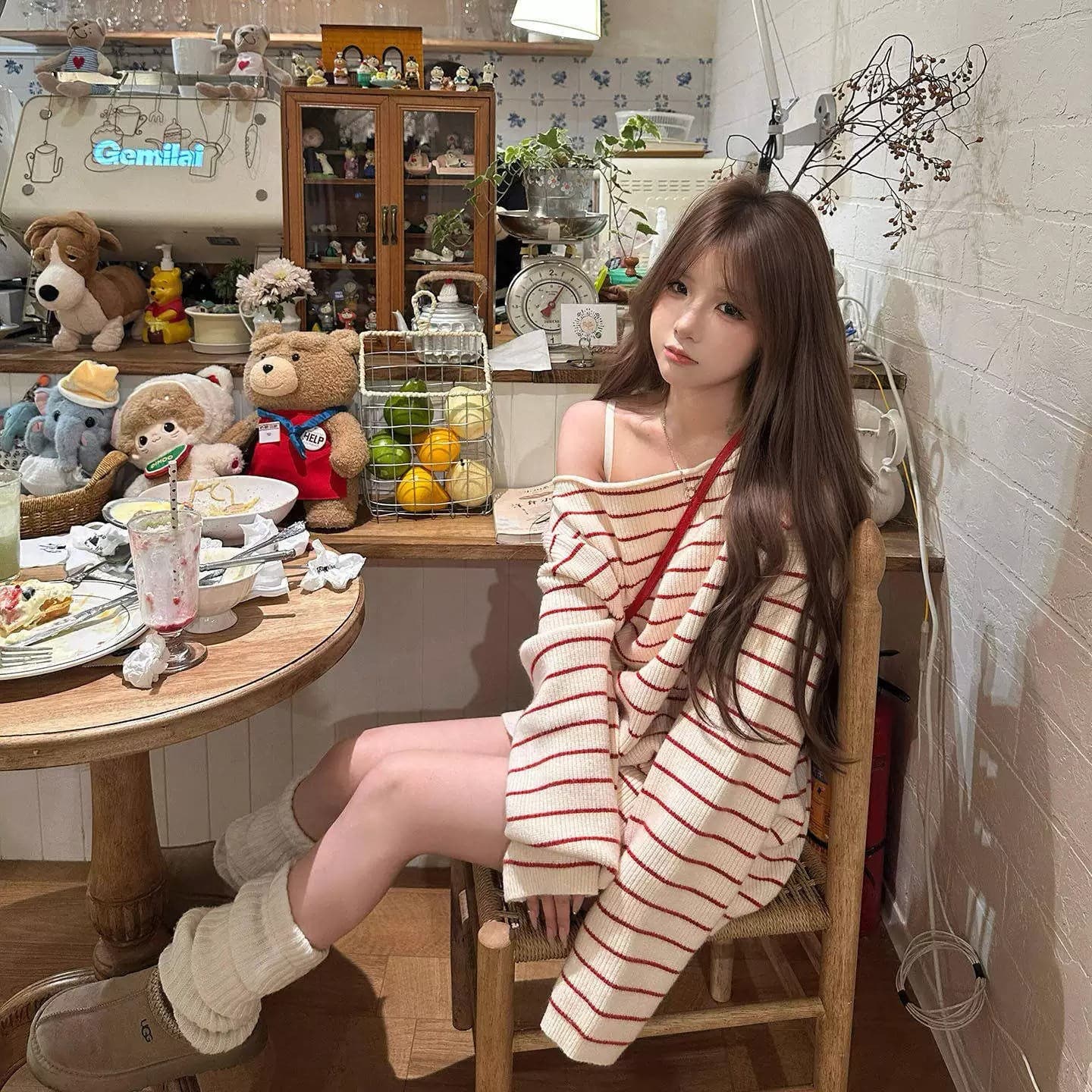 한 부서 느긋한 바람 빨간색과 흰색 스트라이프 비스듬한 어깨 긴팔 스웨터 여성 의류 봄 루즈핏 슬림해 보이는 오프숄더 니트 스웨터 맨위 이미지 6