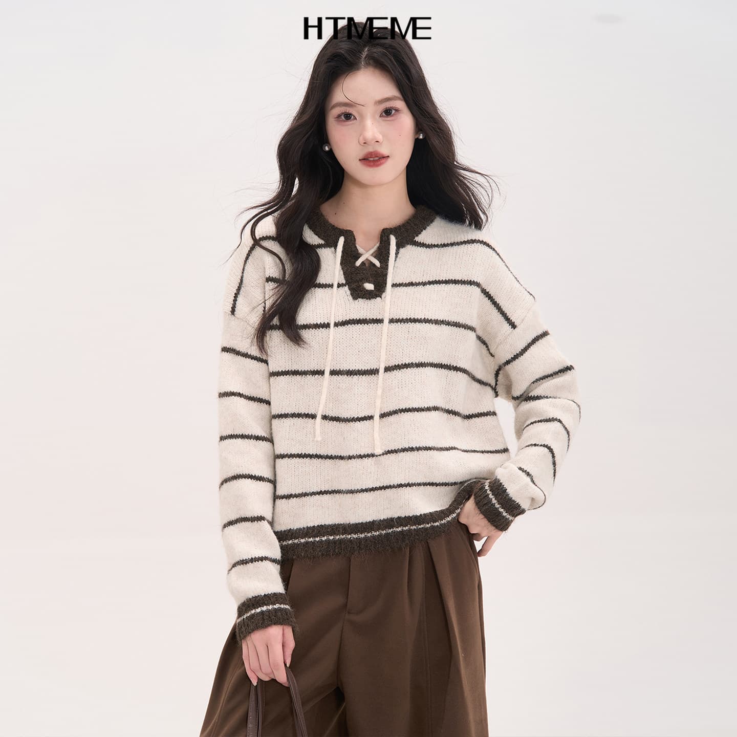 느긋한 바람 배색 스트라이프 레이스업 니트 스웨터 여성 가을 겨울철 새로운 라운드 넥 부드러운 찹쌀 스웨터 루즈핏 인사이드 잡아라. 의류 이미지 2