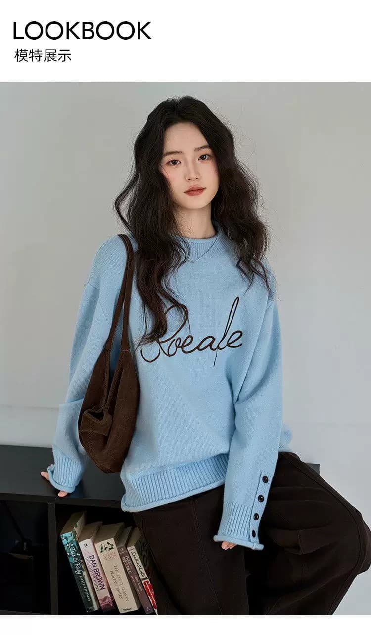 하늘색 알파벳 자수 니트 맨위 여성 라운드 넥 루즈핏 커프스 단추 디자인 부드러운 캐주얼 풀오버 상세 이미지 2