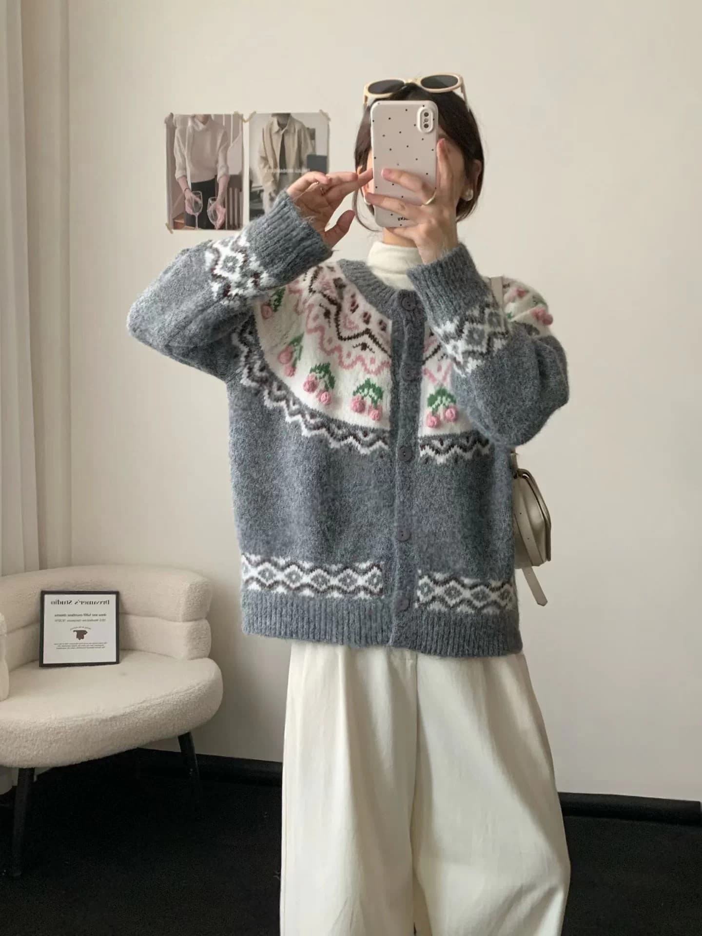 공정한 섬 자카드 니트 스웨터 딸기 체리 털 공 꾸밈음 라운드 넥 레트로 분위기 센스 스웨터 코트 상세 이미지 8
