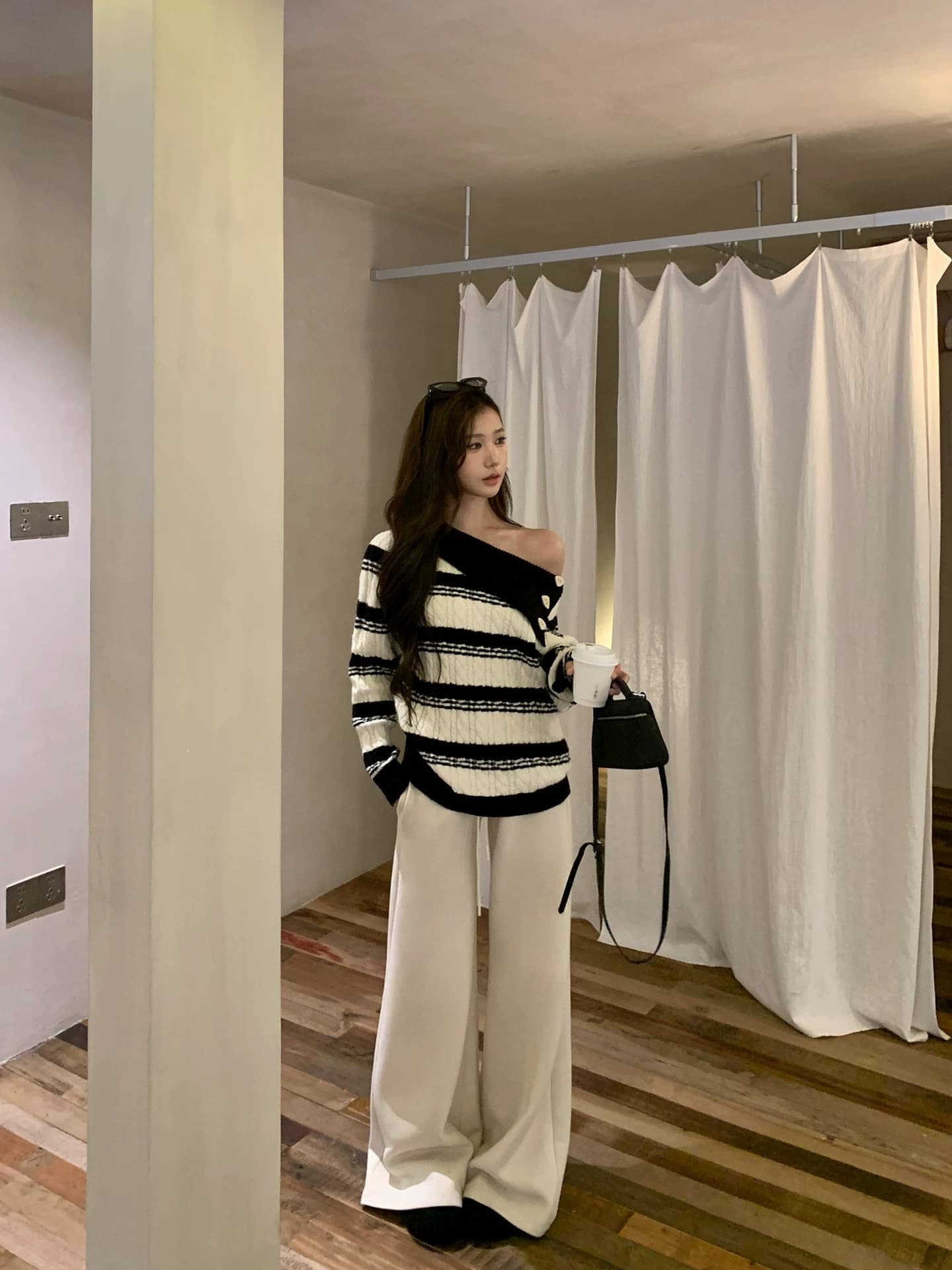 스웨터 여자 가을 겨울 2026 새로운 루즈핏 느긋한 오프숄더 오프숄더 맨위 풀오버 스트라이프 니트 스웨터 이미지 2