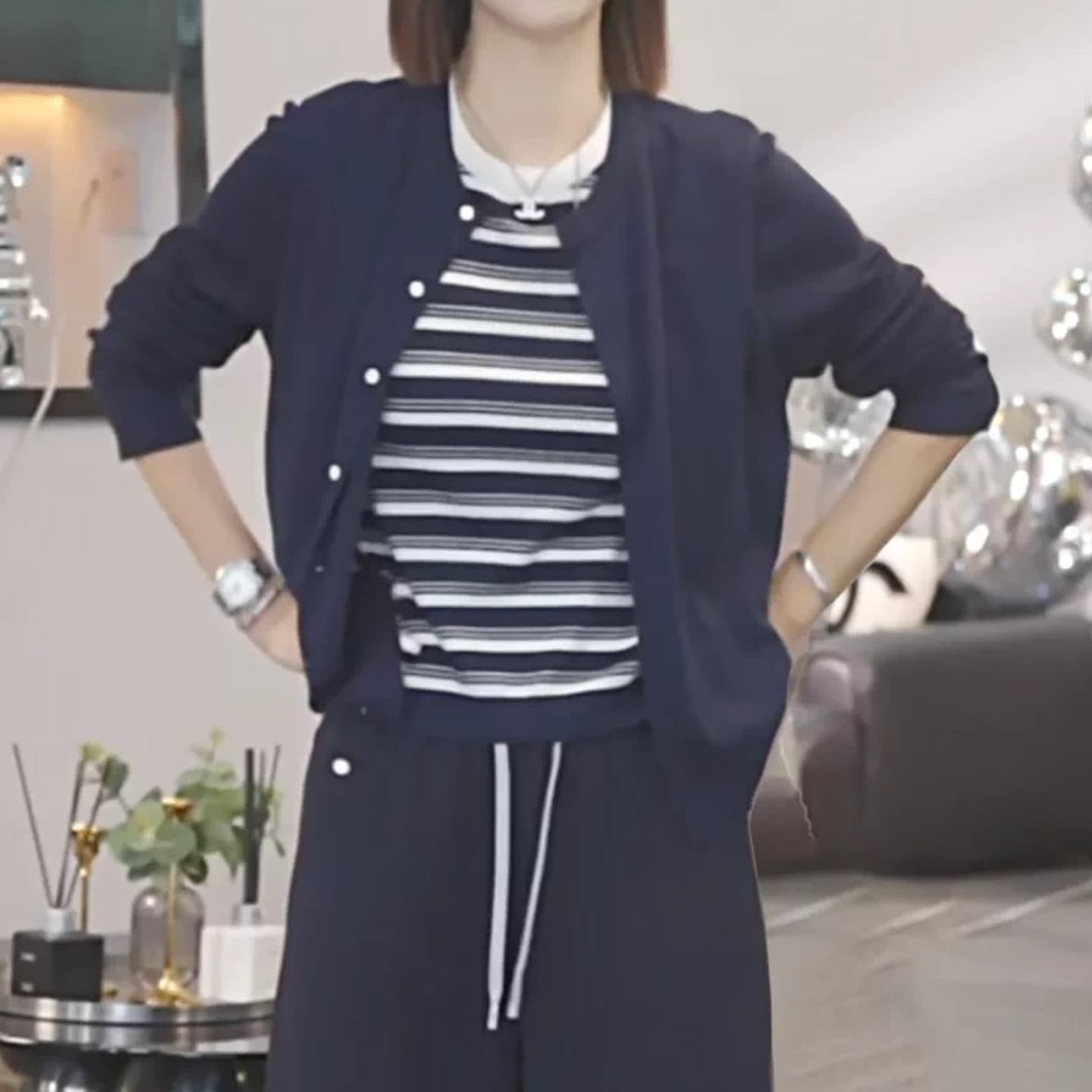 페이크 레이어드 스트라이프 라운드 넥 니트 오픈 가디건 여성 가을 2026 새로운 빅 사이즈 지방 mm 연령 감소 품격 긴팔 맨위