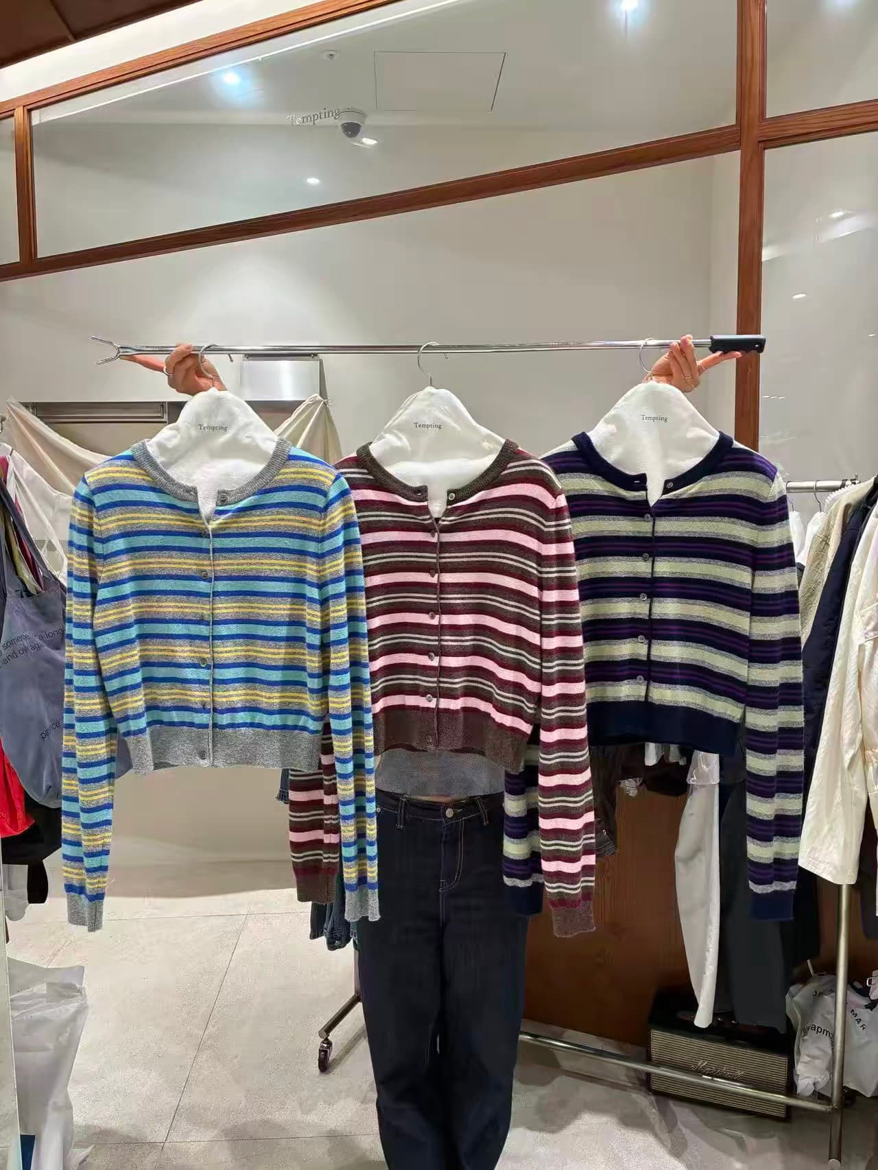 한 부서 그레이트 봐. 의류 아니요 명중 섹션 품격 몸매 가꾸기 배색 스트라이프 쇼트 스타일 긴팔 니트 오픈 가디건 여성 2026 가을 상세 이미지 4