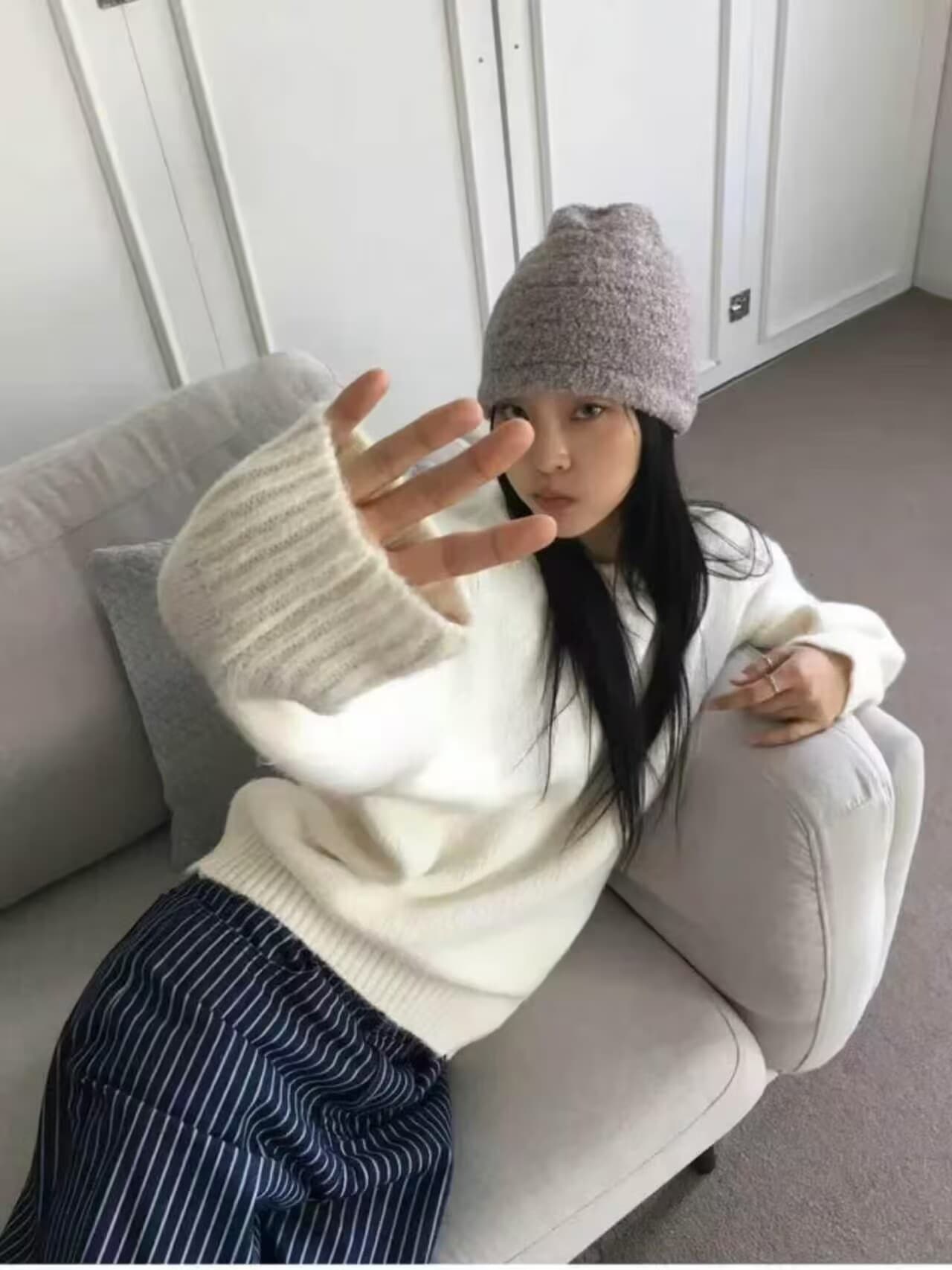 베이지 색 라운드 넥 풀오버 스웨터 여자 가을 겨울 한 부서 느긋한 고급 센스 니트 맨위 이미지 2