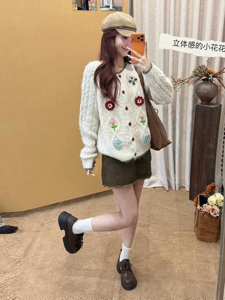 3 차원 꽃 꽈배기 배색 측면 싱글 줄 버튼 스웨터 오픈 가디건 여성 가을 겨울 새로운 잘 생긴 외국 가스 니트 스웨터 재킷 이미지 2