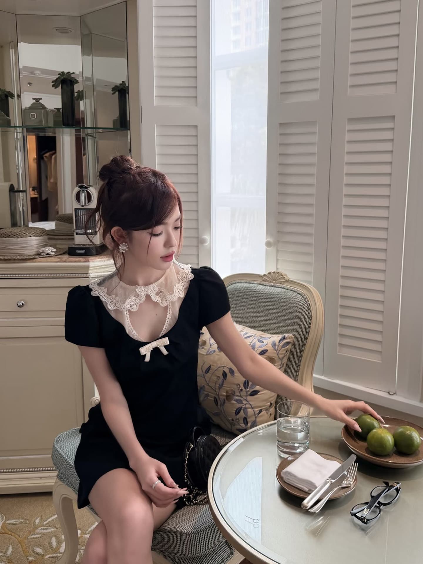 한국 스타일 패션 배색 레이스 베이비 칼라 홀로우 아웃 천 금빛 바람 검정색 한 마디 여성 드레스 여름 새로운 상세 이미지 1