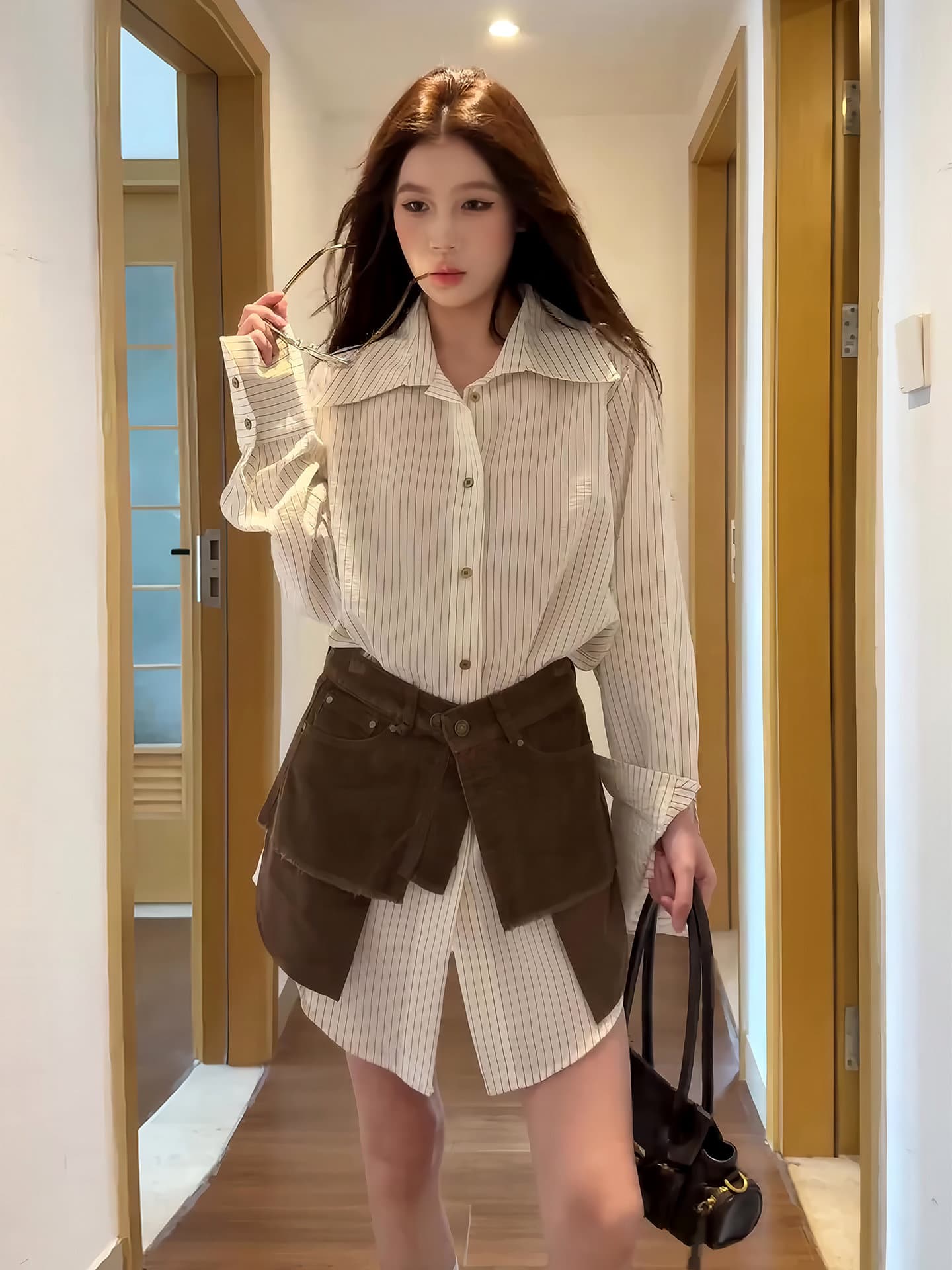 빛 사람들 코치 착용 가져 가라. 전체 집합 이른 가을 느긋한 바람 세로 줄무늬 중간 길이 셔츠 허리 인감 스택 착용 두 조각 여성 세트 이미지 3