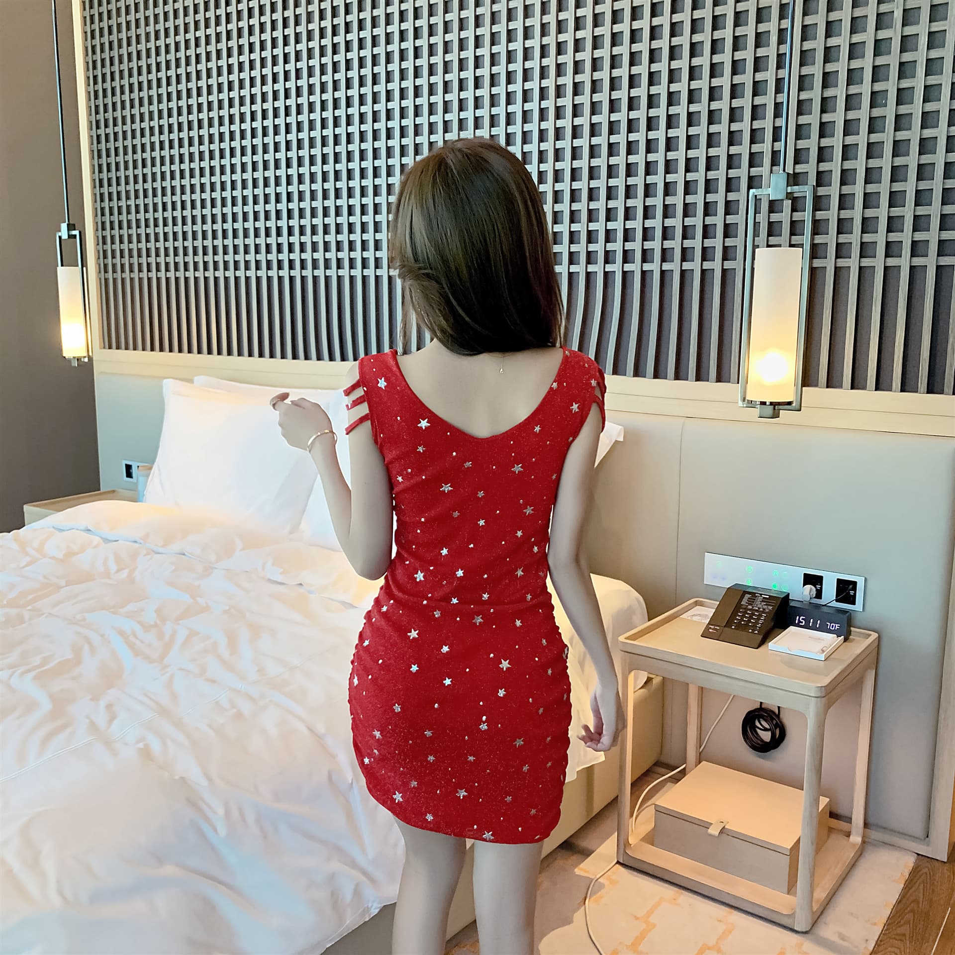 실사 V넥 비틀림 타이트 스커트 드레스 양어깨 홀로우 아웃 얇은 벨트 별 뜨거운 은 주름 몸매 가꾸기 예복 미니 스커트 이미지 3