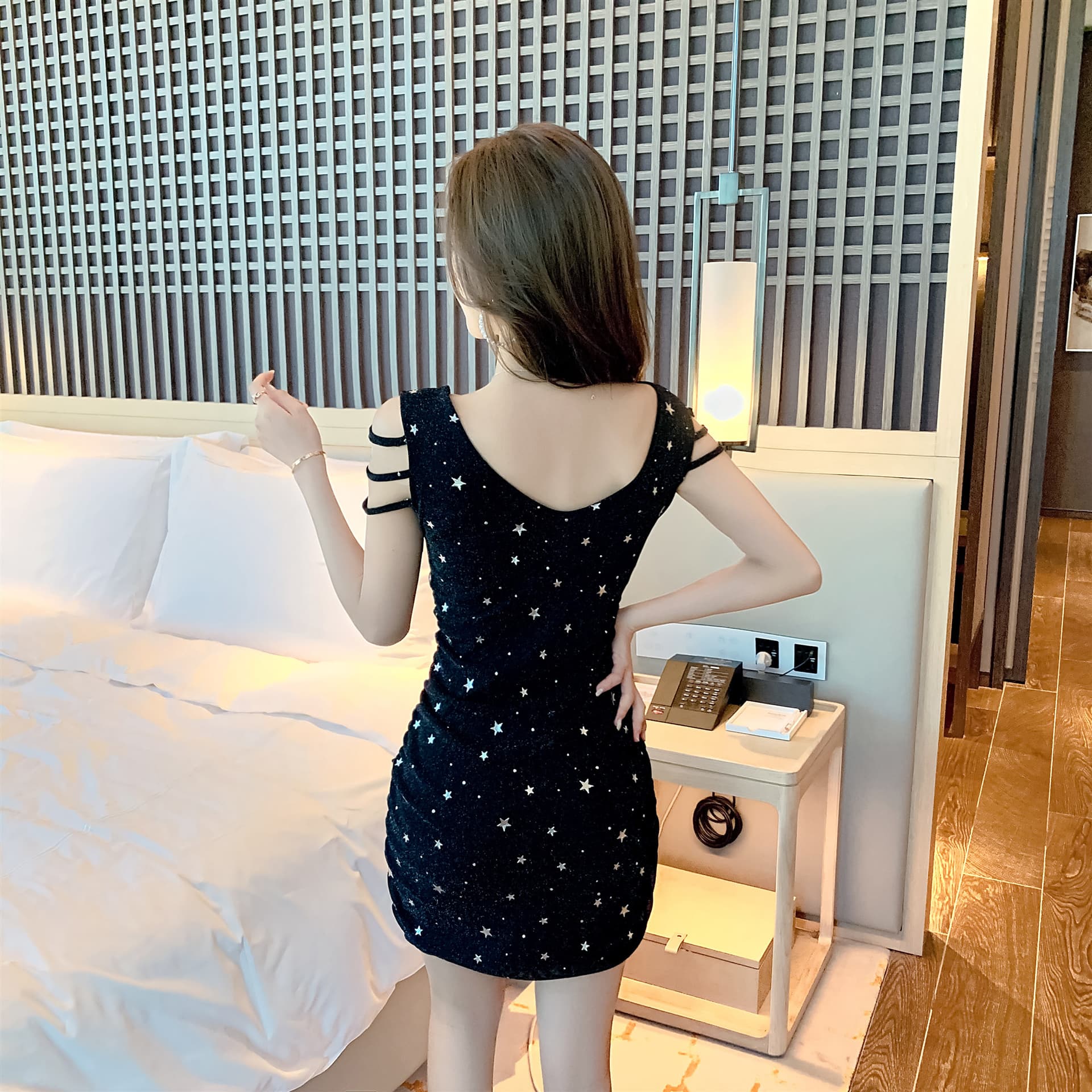 실사 V넥 비틀림 타이트 스커트 드레스 양어깨 홀로우 아웃 얇은 벨트 별 뜨거운 은 주름 몸매 가꾸기 예복 미니 스커트 상세 이미지 2