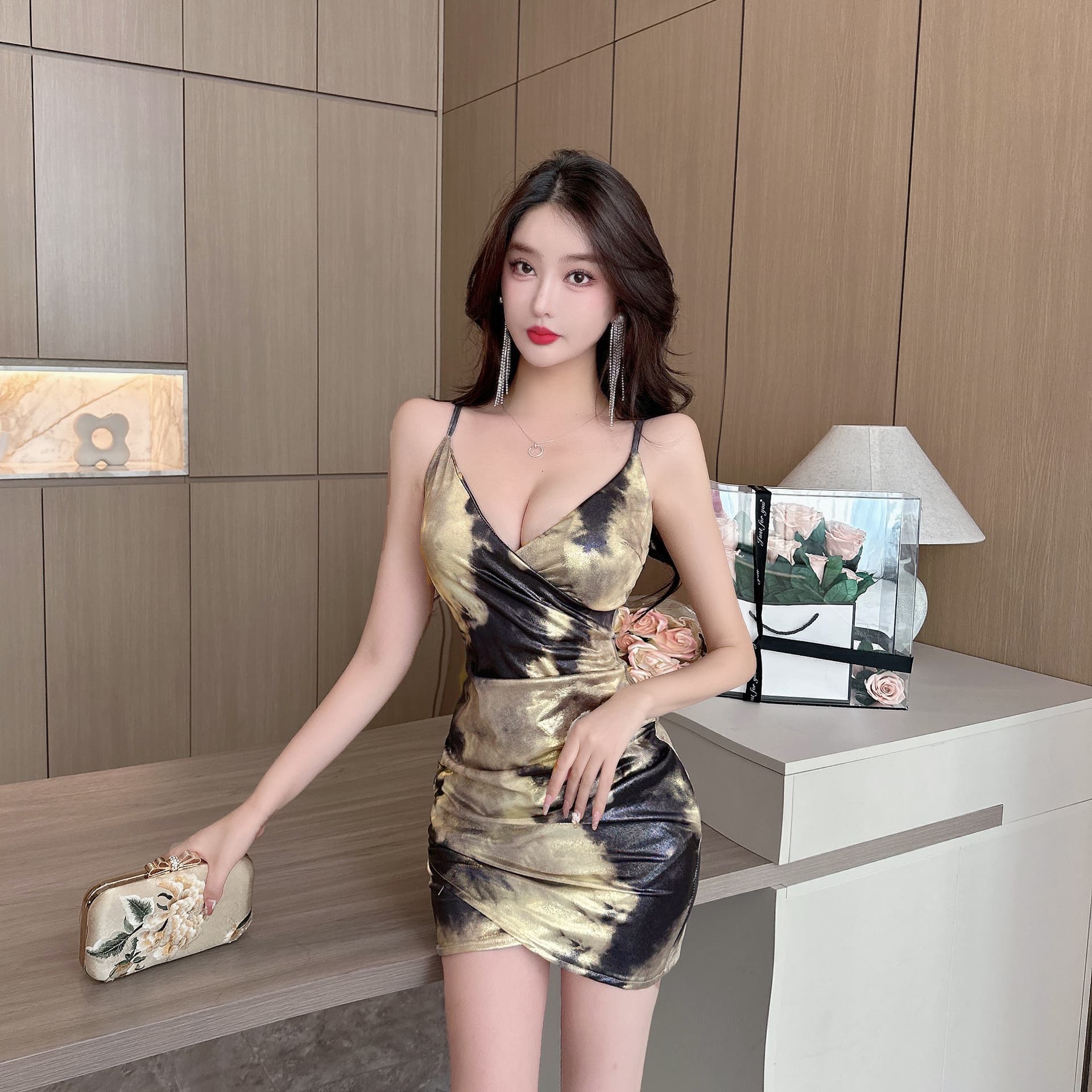 실사 분위기 센스 슬립 미니 스커트 V넥 십자가 포장 가슴 프린트 주름 허리 수축 포장 트임 사회 드레스