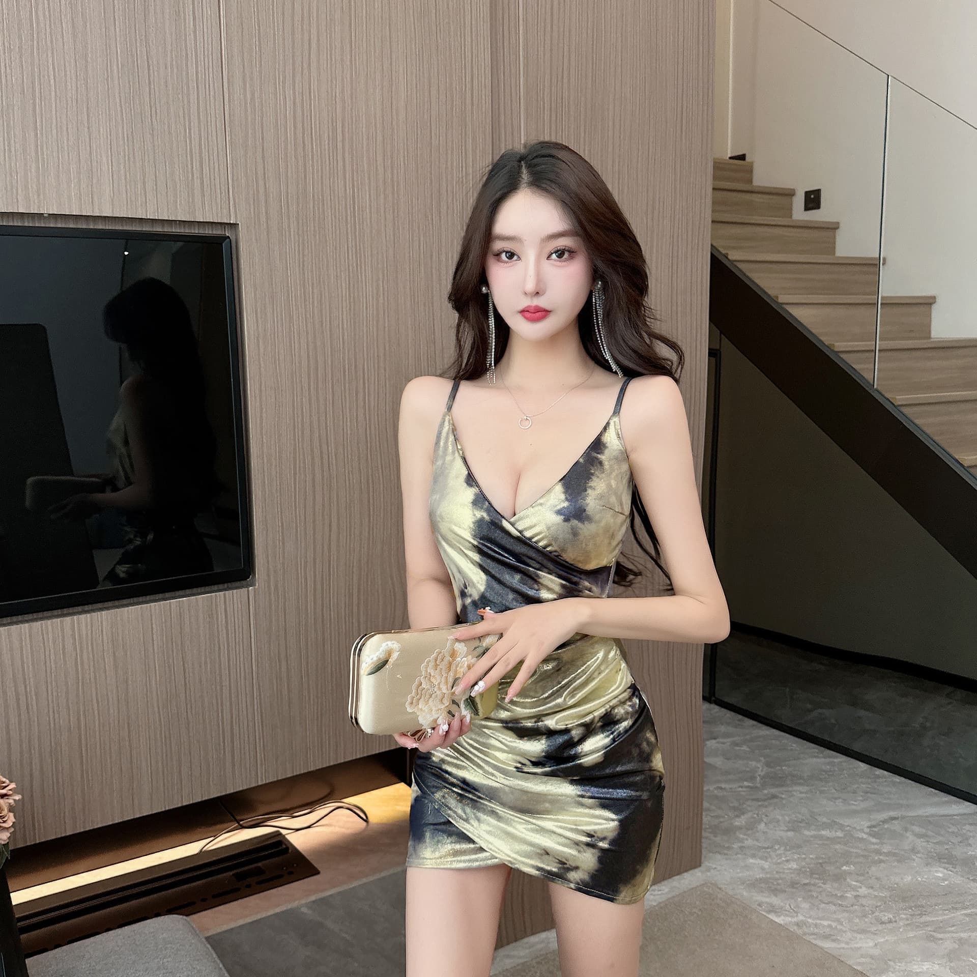 실사 분위기 센스 슬립 미니 스커트 V넥 십자가 포장 가슴 프린트 주름 허리 수축 포장 트임 사회 드레스 상세 이미지 5