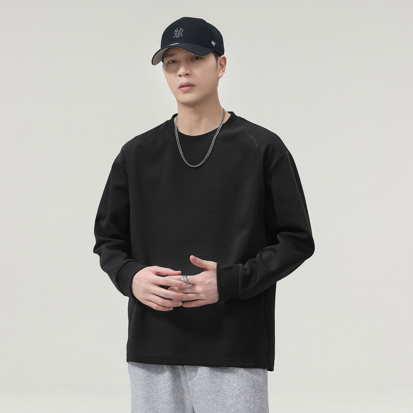 실사 2026 가을 겨울 새로운 미니멀리즘 다용도 삽입 어깨 소매 라운드 넥 후드티 남자 루즈핏 일상 출퇴근 긴 소매 셔츠 이미지 3