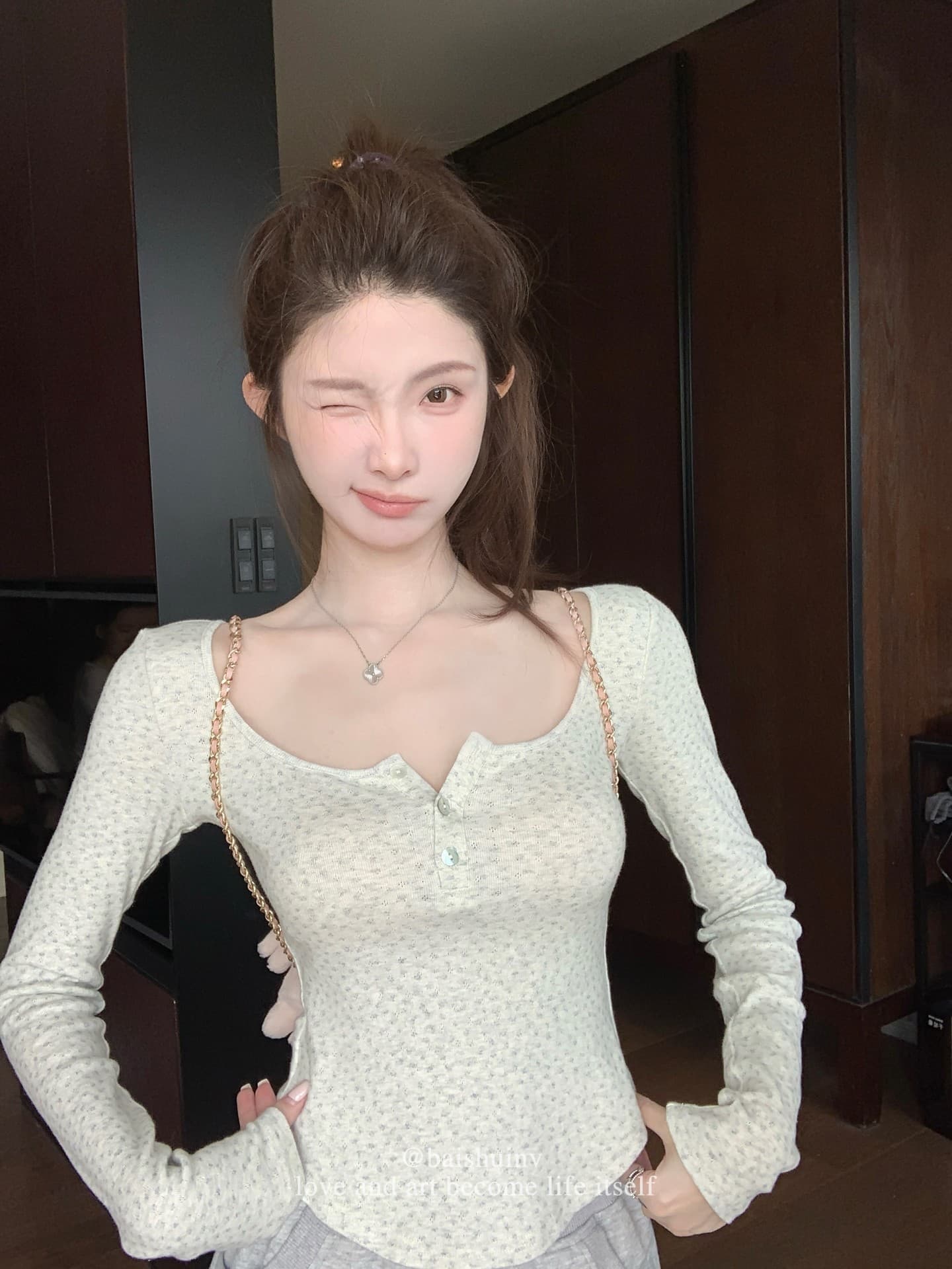 화이트 워터 여성 bm 꽃무늬 대 라운드 넥 꽃무늬 기본 셔츠 여성 겨울 프랑스식 분위기 센스 순수한 욕망 맨위 이미지 2
