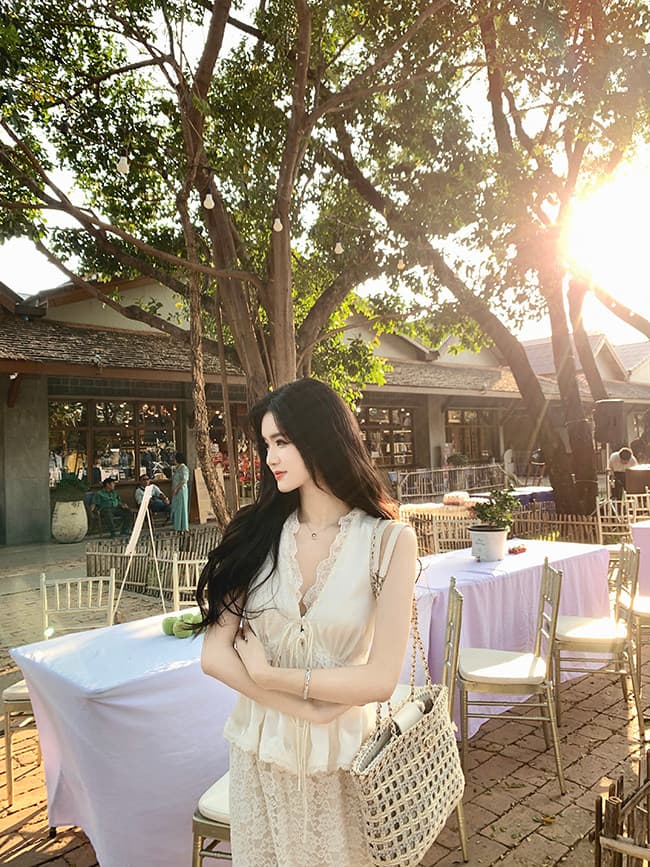 봄 새로운 절묘한 프랑스식 chl0 e 레이스 레이스 V넥 스트랩 새틴 레이스 조끼 상세 이미지 17