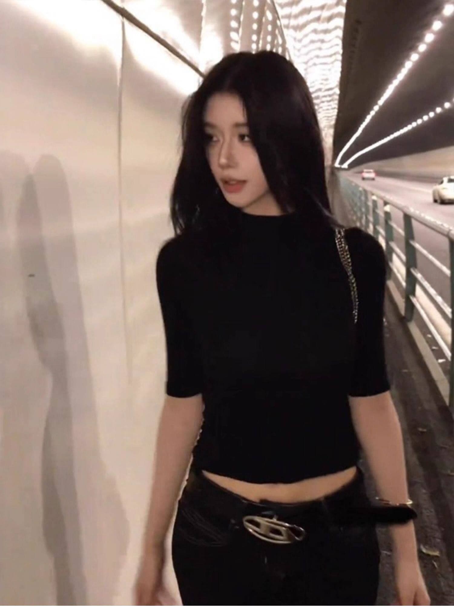 얼음 실크 워시 물 검정색 반하이넥 긍정적 인 어깨 반팔 티셔츠 여성 여름 섹시함 타이트 허리 수축 쇼트 스타일 중간 소매 맨위 상세 이미지 2