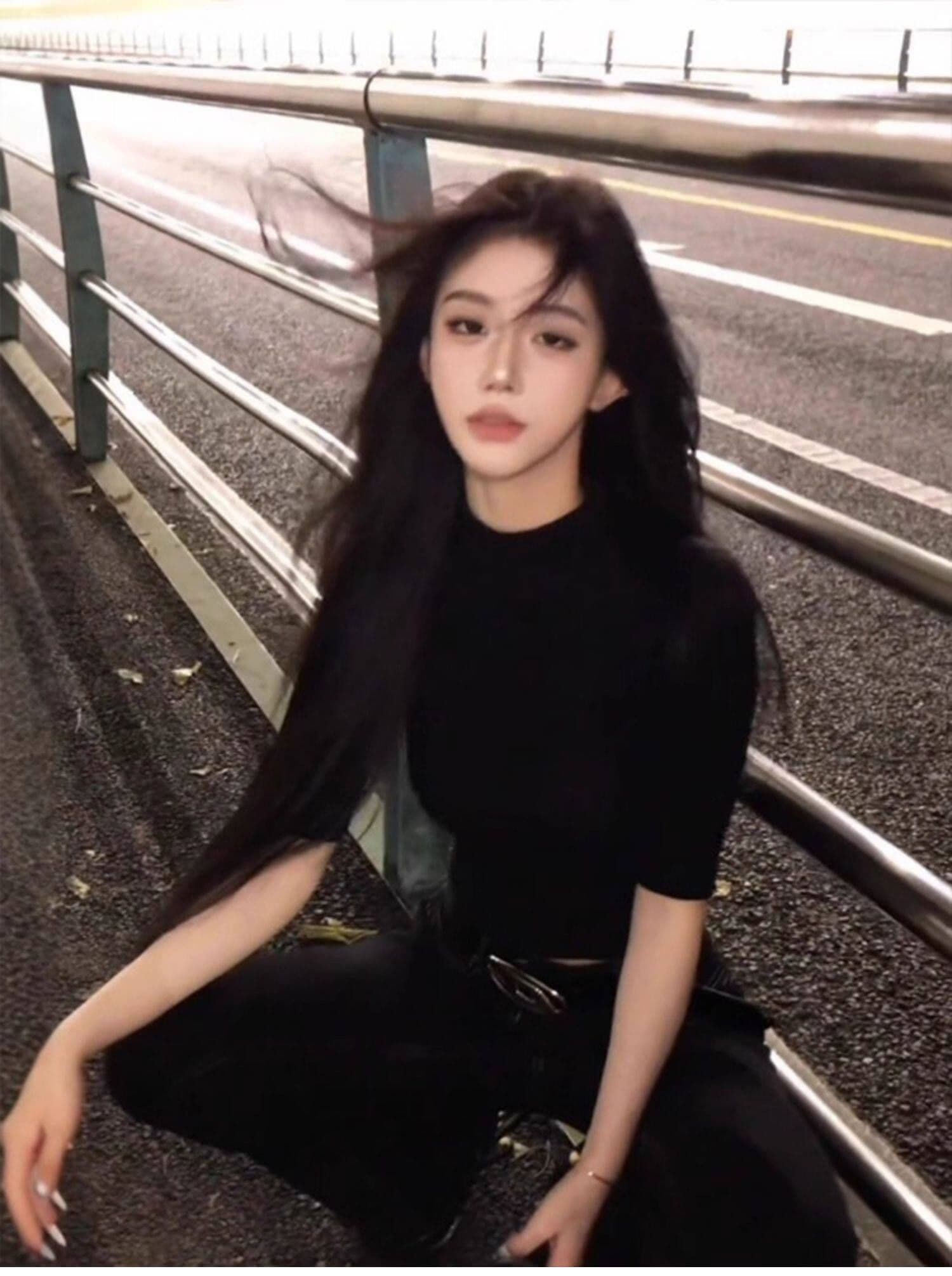 얼음 실크 워시 물 검정색 반하이넥 긍정적 인 어깨 반팔 티셔츠 여성 여름 섹시함 타이트 허리 수축 쇼트 스타일 중간 소매 맨위 상세 이미지 3