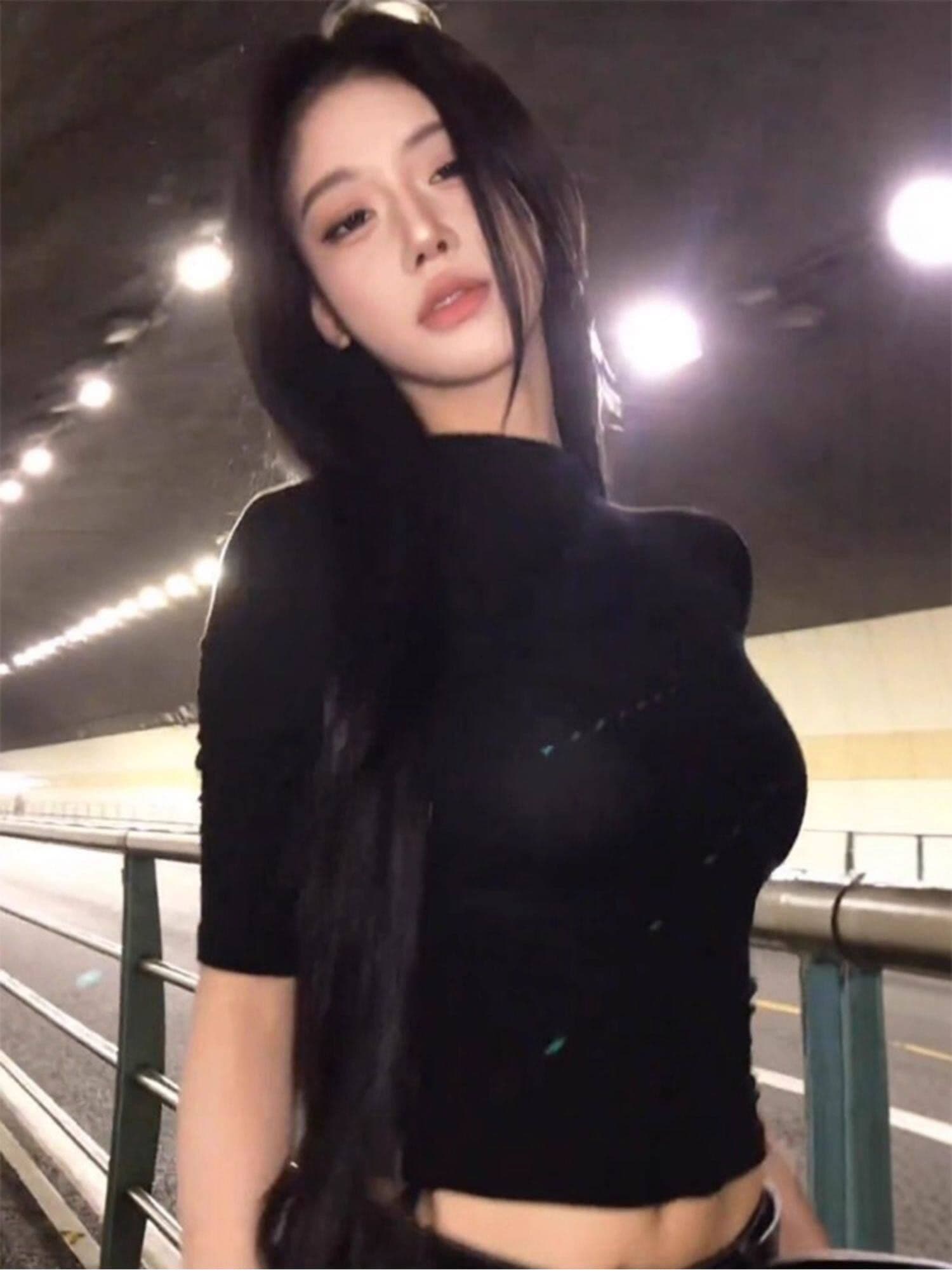 얼음 실크 워시 물 검정색 반하이넥 긍정적 인 어깨 반팔 티셔츠 여성 여름 섹시함 타이트 허리 수축 쇼트 스타일 중간 소매 맨위 상세 이미지 4