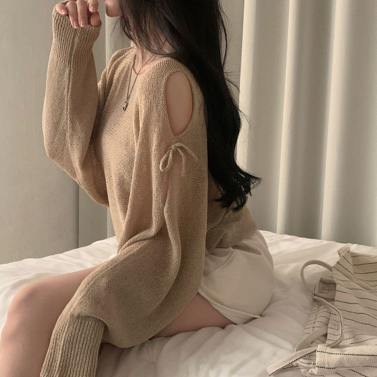 여름 프랑스식 디자인 센스 홀로우 아웃 스트랩 나비 매듭 루즈핏 긴팔 자외선 차단 니트 블라우스 상세 이미지 22