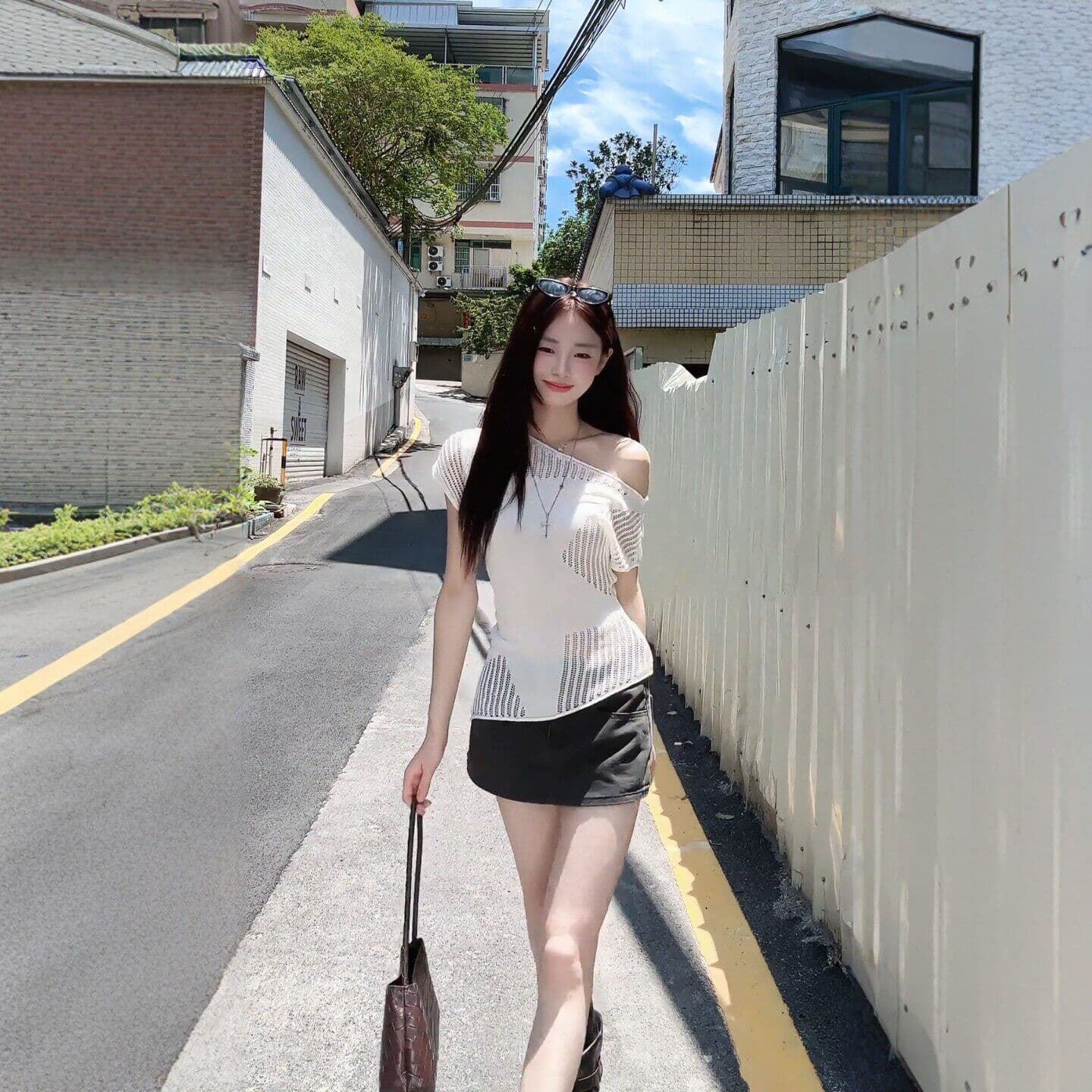 순수한 욕망 핫걸 바람 비스듬한 어깨 반팔 티셔츠 여성 2026 여름 새로운 품격 화이트 홀로우 아웃 맨위 상세 이미지 1