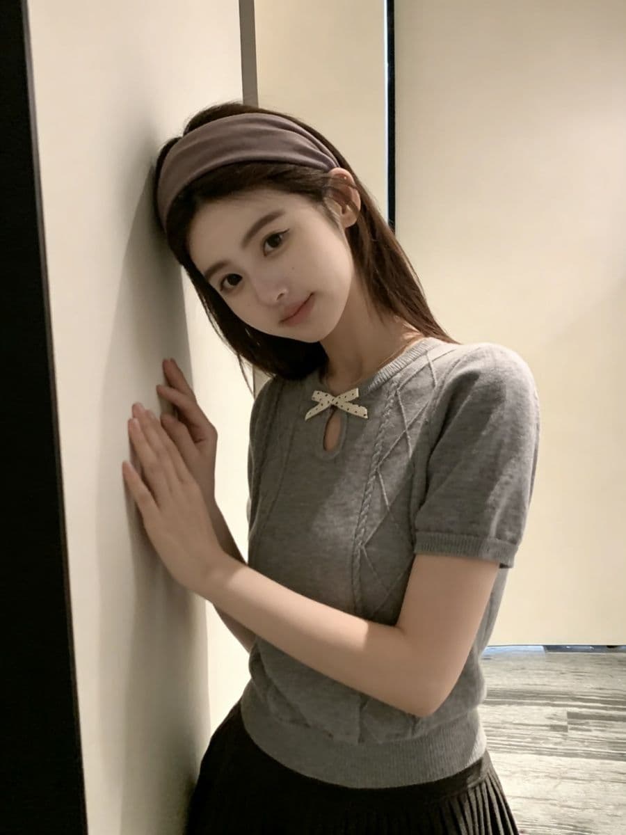 회색 달콤함 홀로우 아웃 반팔 털 니트 스웨터 여성 2026 여름 디자인 센스 나비 매듭 맨위 상세 이미지 2