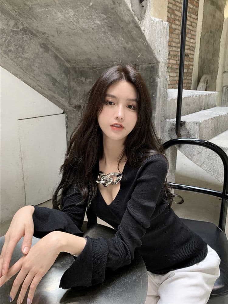 2026 이른 가을 새로운 섹시함 인사이드 가져 가라. 검정색 홀로우 아웃 만나는 니트 스웨터 체인 긴팔 여성 셔츠 이미지 2