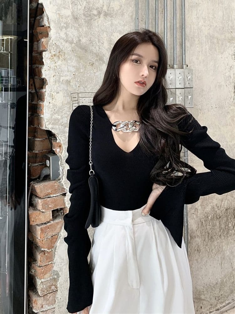 2026 이른 가을 새로운 섹시함 인사이드 가져 가라. 검정색 홀로우 아웃 만나는 니트 스웨터 체인 긴팔 여성 셔츠