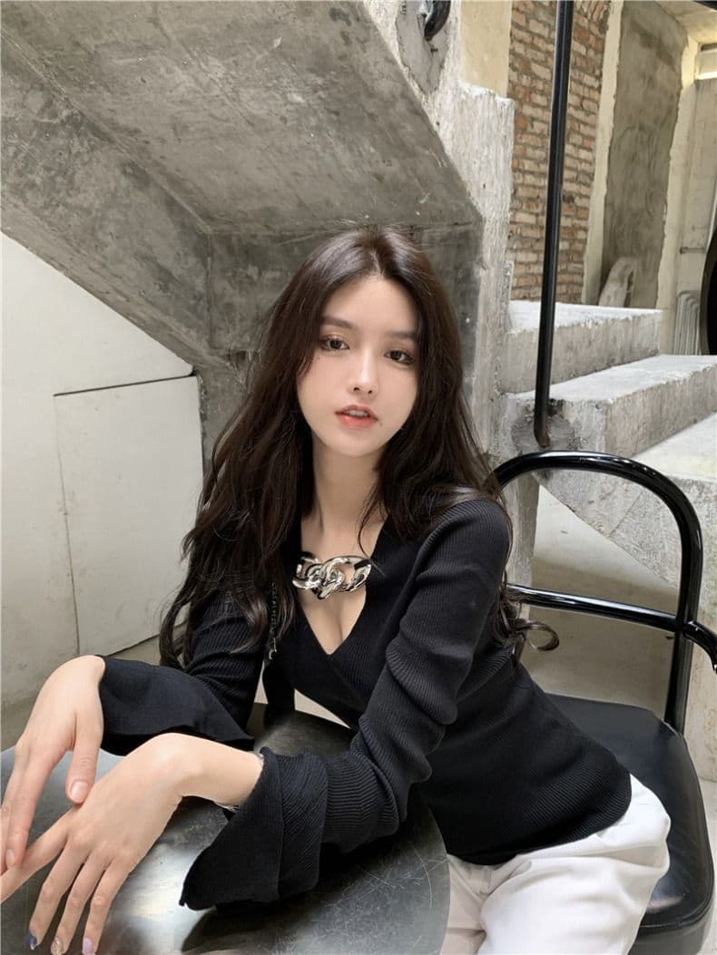 2026 이른 가을 새로운 섹시함 인사이드 가져 가라. 검정색 홀로우 아웃 만나는 니트 스웨터 체인 긴팔 여성 셔츠 상세 이미지 3