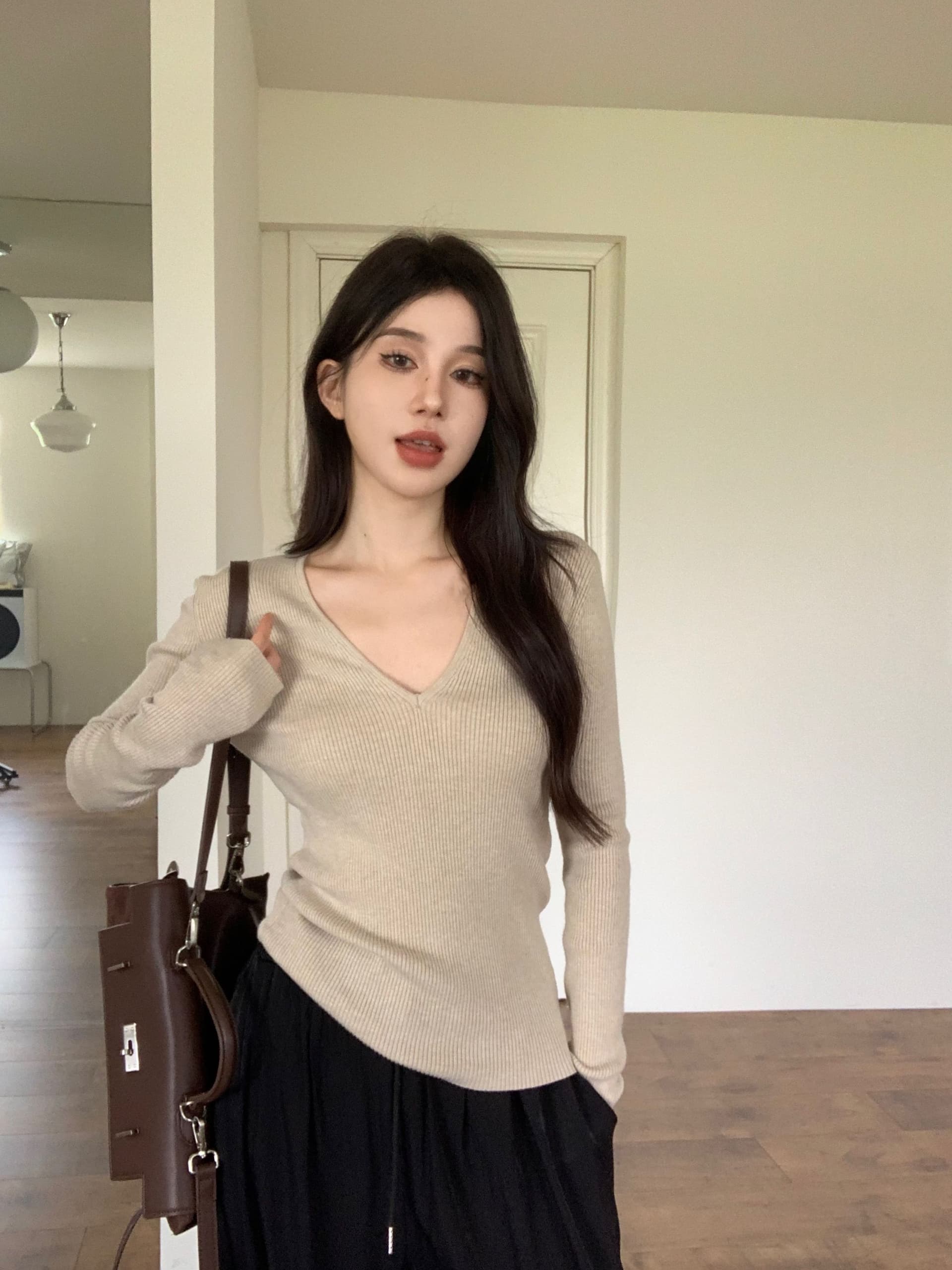 단색 긴팔 니트 기본 셔츠 여성 가을 새로운 V넥 풀오버 다용도 몸매 가꾸기 인사이드 잡아라. 의류