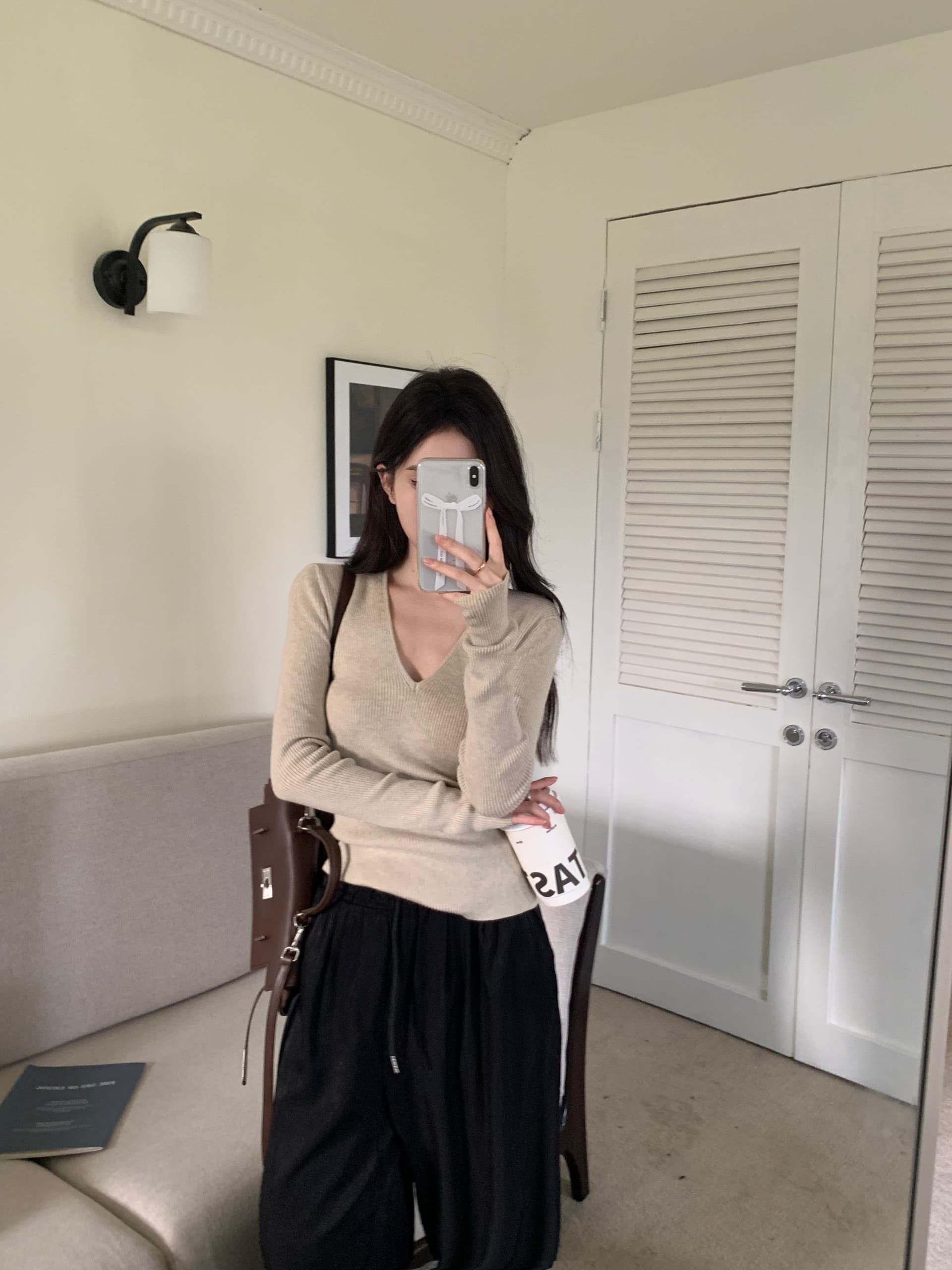 단색 긴팔 니트 기본 셔츠 여성 가을 새로운 V넥 풀오버 다용도 몸매 가꾸기 인사이드 잡아라. 의류 상세 이미지 7