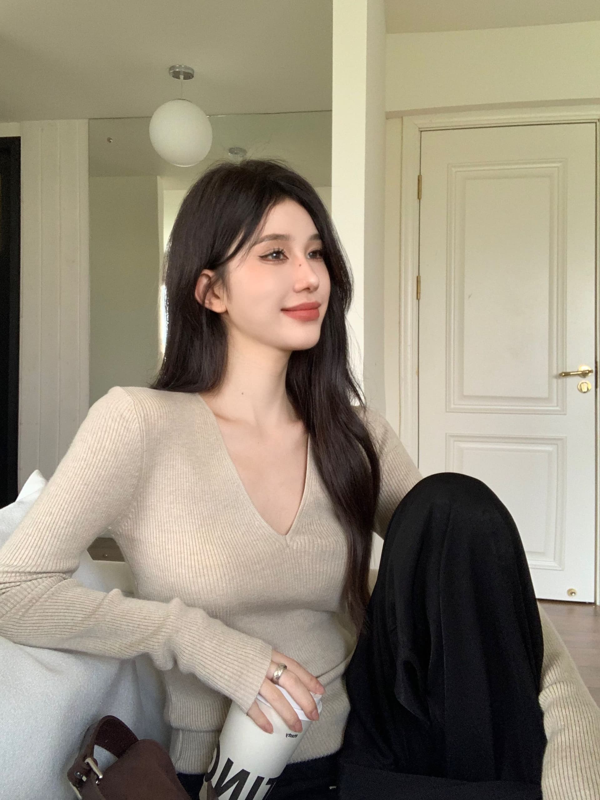 단색 긴팔 니트 기본 셔츠 여성 가을 새로운 V넥 풀오버 다용도 몸매 가꾸기 인사이드 잡아라. 의류 상세 이미지 10