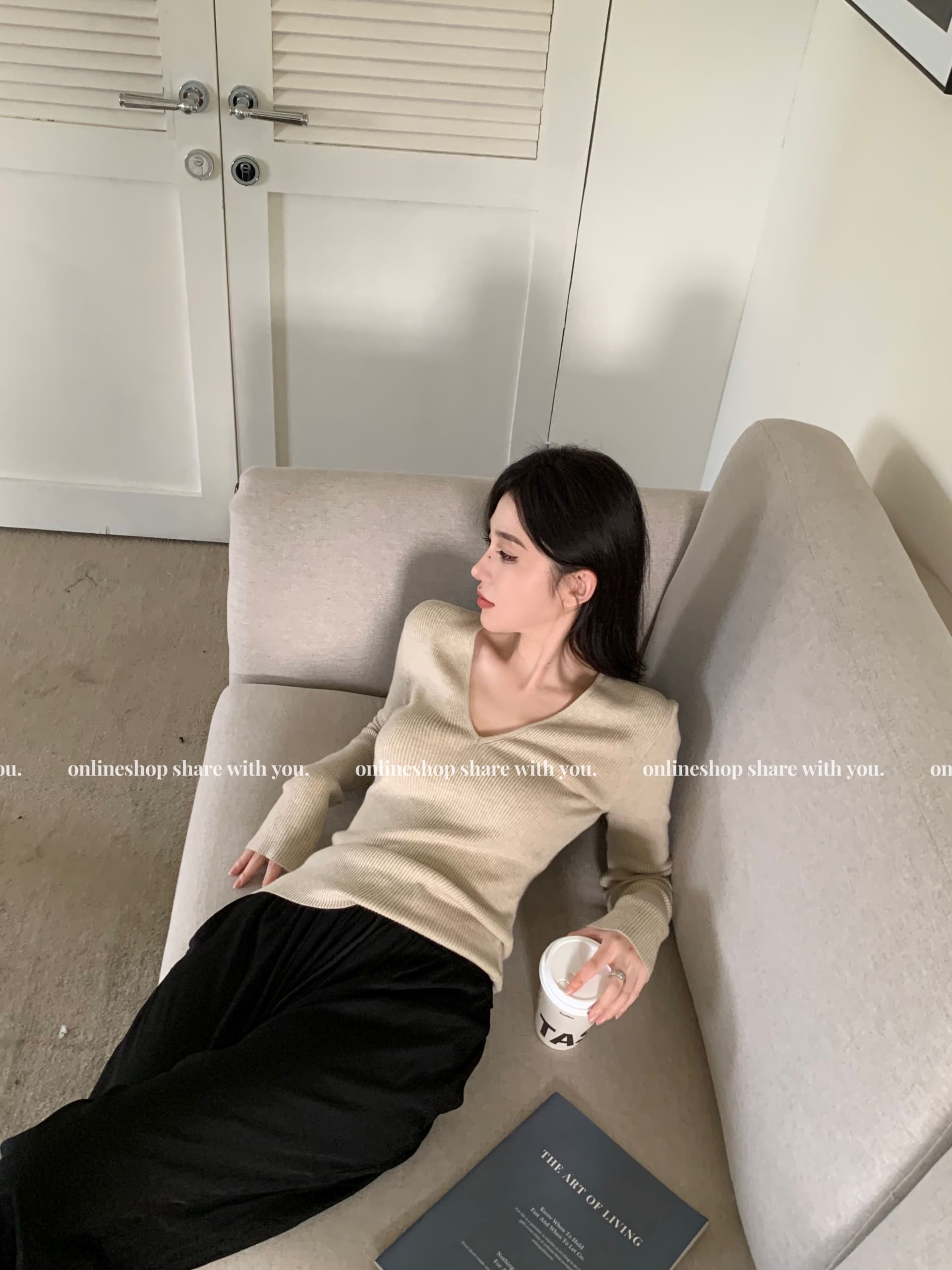 단색 긴팔 니트 기본 셔츠 여성 가을 새로운 V넥 풀오버 다용도 몸매 가꾸기 인사이드 잡아라. 의류 상세 이미지 11