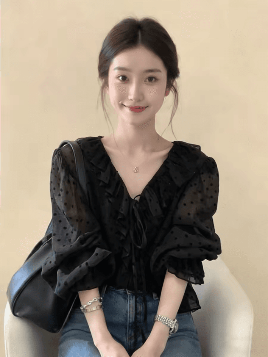 프랑스식 검정색 프릴 도트 무늬 V넥 여성 셔츠 2026 봄 새로운 작은 대중 디자인 센스 벌룬 소매 맨위