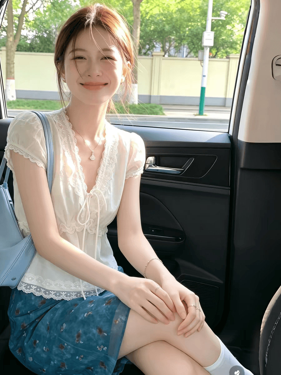 프랑스식 달콤한 스타일 V넥 레이스 측면 도트 무늬 티셔츠 여성 여름 작은 날다 소매 레이스업 맨위 디자인 센스 다용도 작은 셔츠