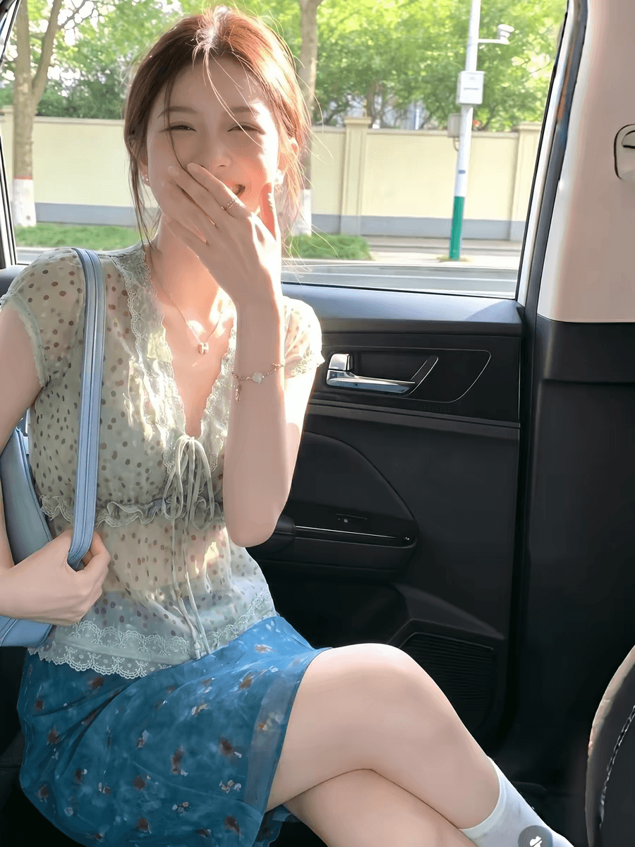 프랑스식 달콤한 스타일 V넥 레이스 측면 도트 무늬 티셔츠 여성 여름 작은 날다 소매 레이스업 맨위 디자인 센스 다용도 작은 셔츠 이미지 3