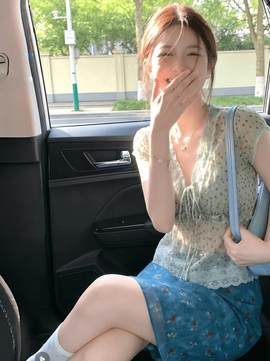 프랑스식 달콤한 스타일 V넥 레이스 측면 도트 무늬 티셔츠 여성 여름 작은 날다 소매 레이스업 맨위 디자인 센스 다용도 작은 셔츠 상세 이미지 5